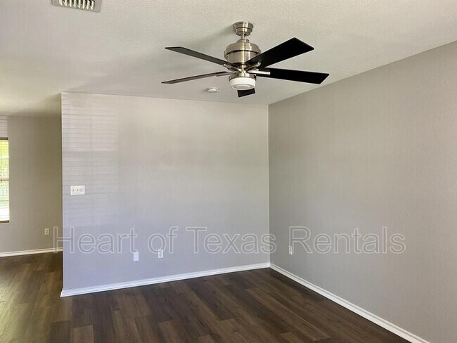 Building Photo - 1307 Luanne