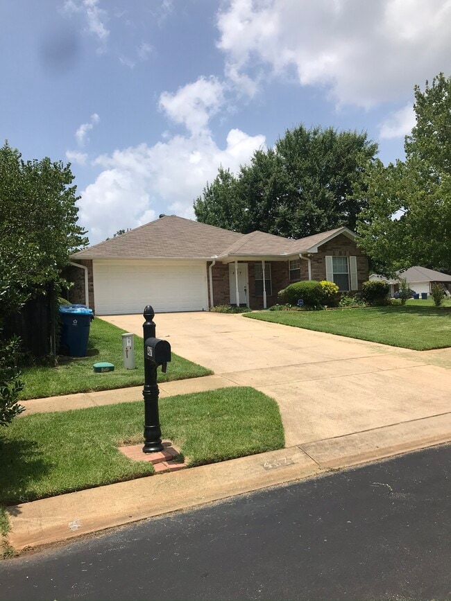 Building Photo - 467 Redbud Cir