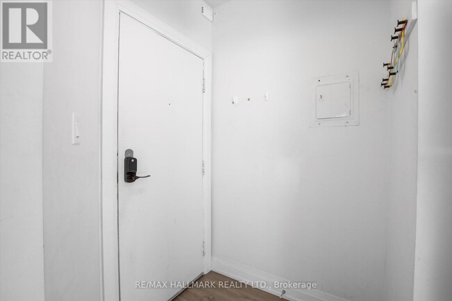 Photo du bâtiment - 595-595 St Clair Ave W