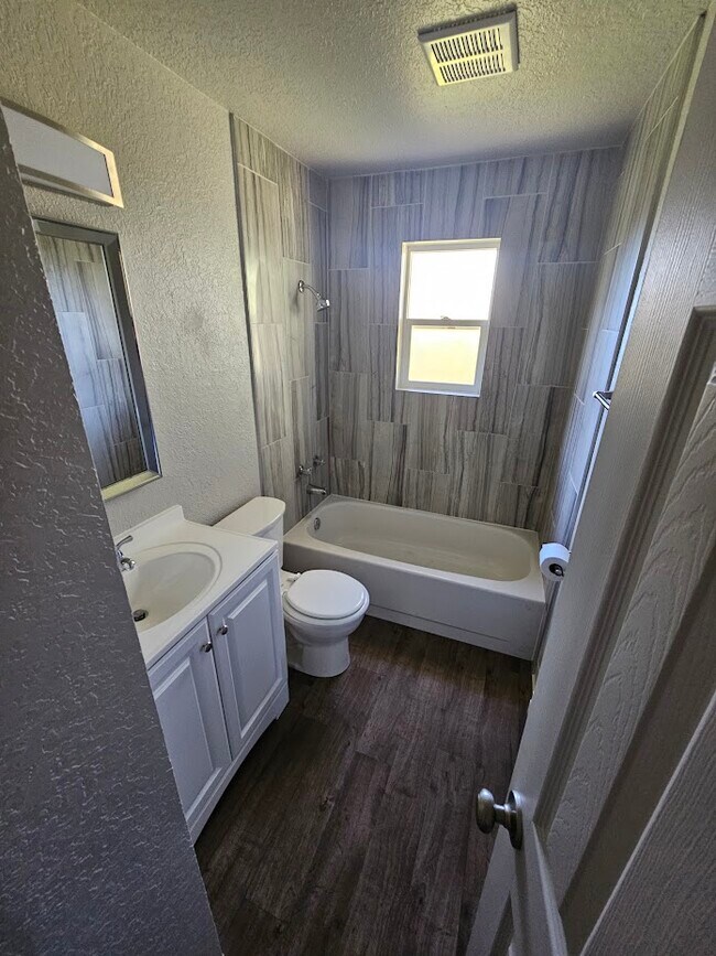 Foto del edificio - 5891 N Streamside Pl