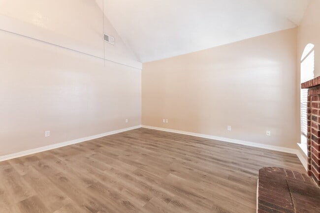 Building Photo - 618 Bandera St