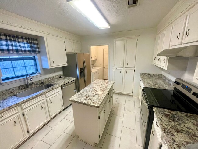 Building Photo - 3/2 Available for Rent in Madison! Madison School District!!