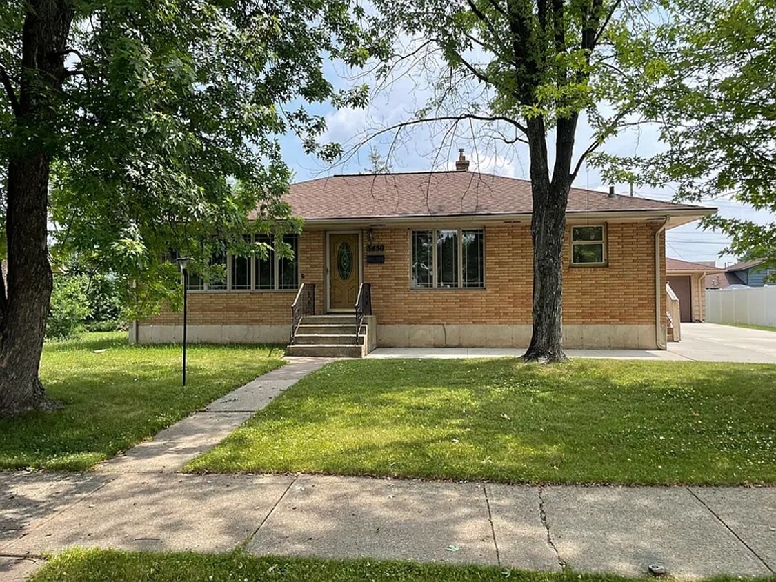 Primary Photo - High quality home in Hibbing's coveted Gre...