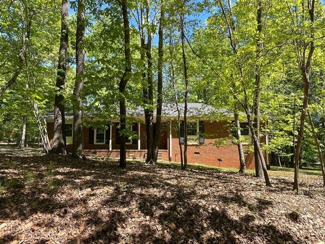 Building Photo - Lovely 3br 2ba home in quiet Chapel Hill neighborhood, walking distance to McDougle Elementary!