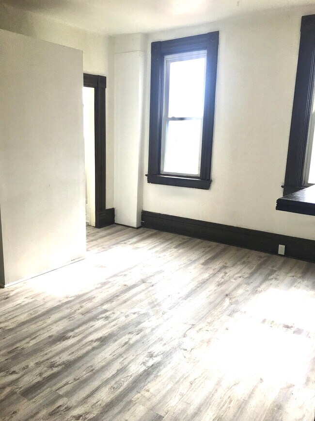 Building Photo - 110 Giffin Ave