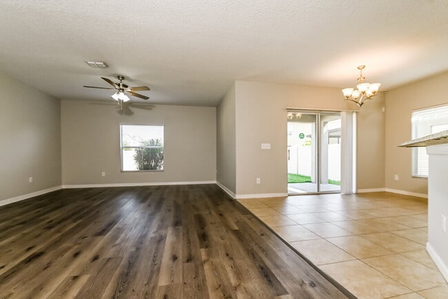 Foto del edificio - 6402 Trent Creek Dr
