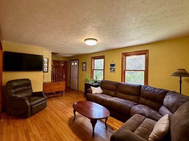 Foto del edificio - 469 Barbers Pond Rd