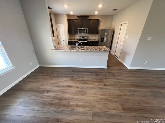 Foto del edificio - 9103 Crestway Rd