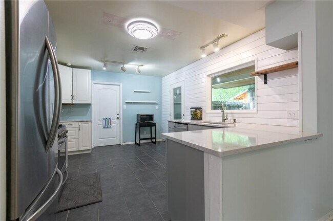 Building Photo - 1310 Barrington Dr