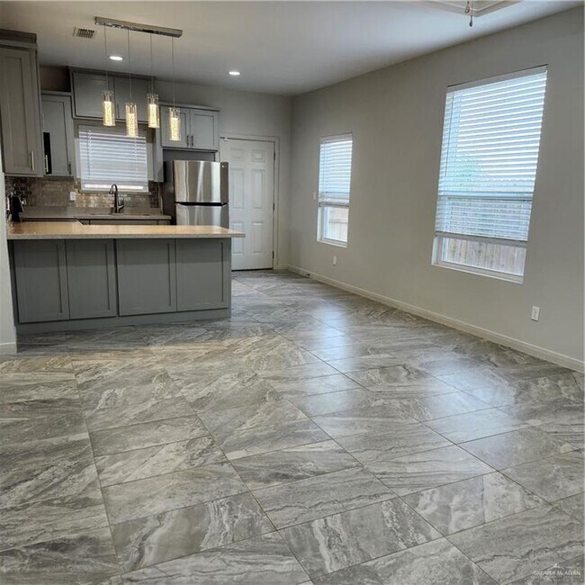 Building Photo - 9 N Clarence Ave