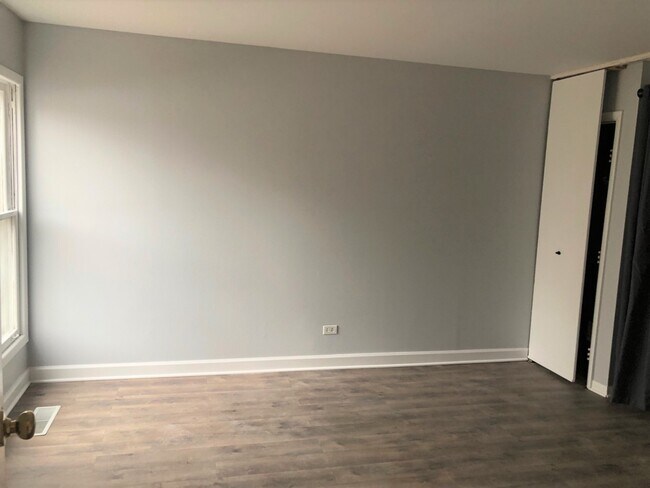 Building Photo - 5532 E Lake Dr