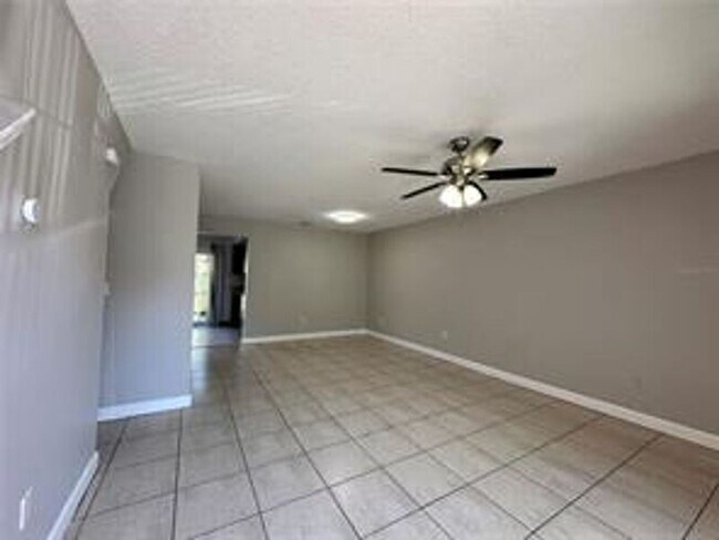 Foto del edificio - 3282 Oak Lake Pl