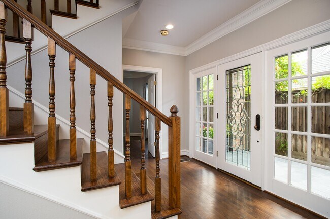 Building Photo - 4126 Lovers Ln