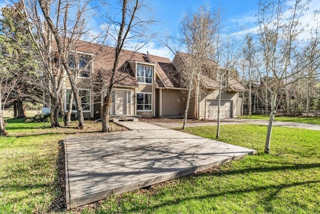 Building Photo - Park Meadows - Brand New Carpeting! Landscaping Included!