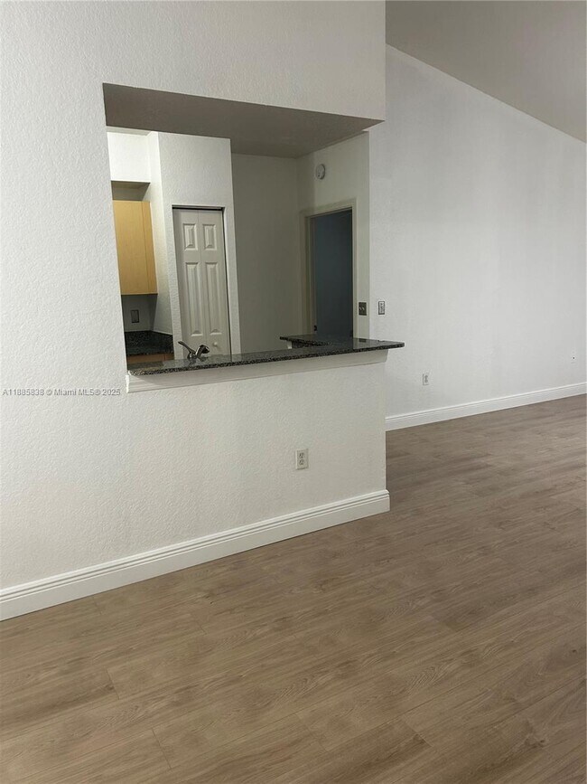 Foto del edificio - 2549 Centergate Dr