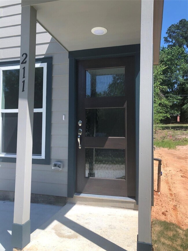 Building Photo - 211 Pin Oak