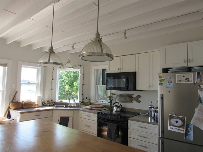 Building Photo - 39 River Rd