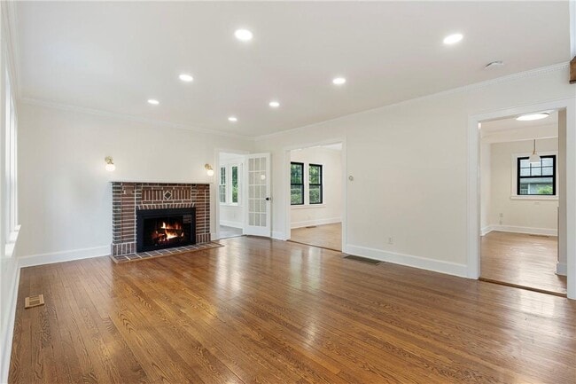 Building Photo - 727 Pelhamdale Ave