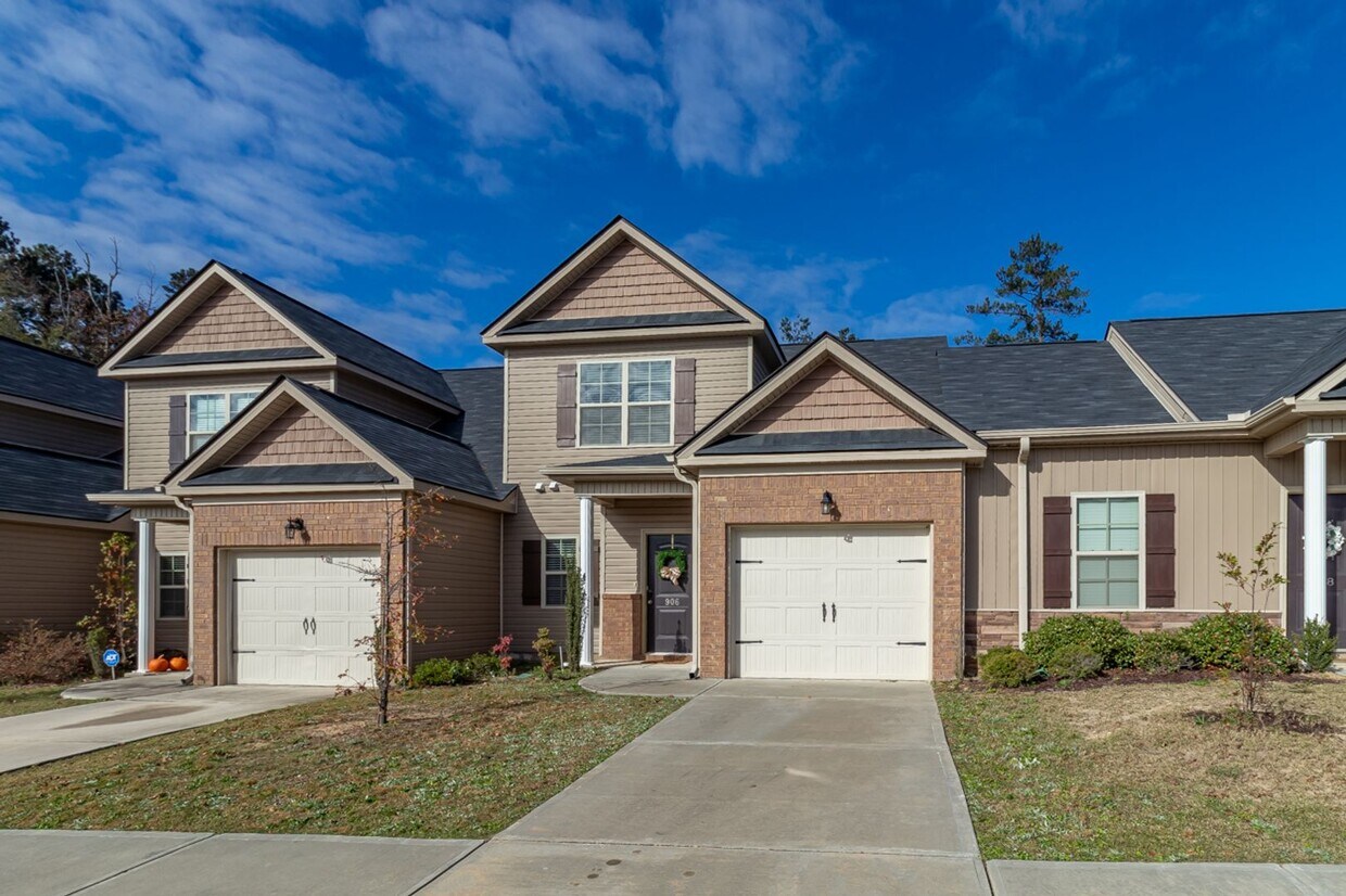 Foto principal - Beautiful 3 bedroom Townhome