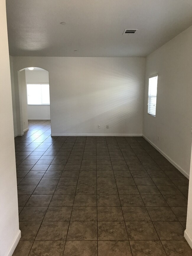 Building Photo - 3 bed 2 bath home for rent