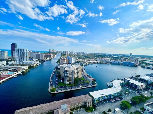 Building Photo - 2600 E Hallandale Beach Blvd