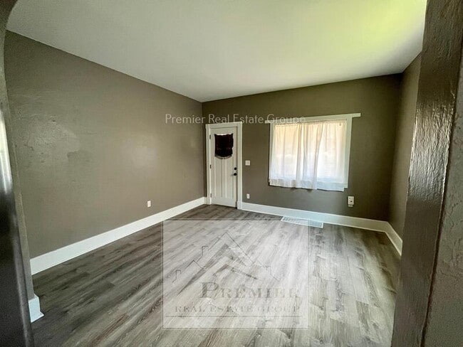 Photo - 917 E Platte Ave Apartment