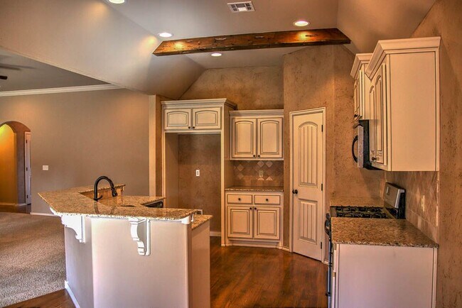 Building Photo - Beautiful 3 bedroom home in Bixby.