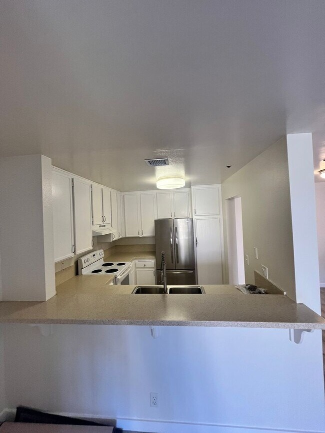 Building Photo - Move-In Ready 2-Bed Condo with Upgrades & ...