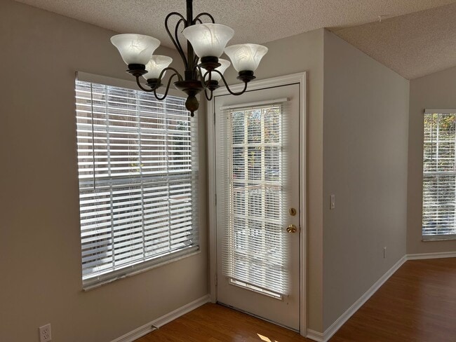 Building Photo - Centrally located Hidden Springs is the place to be!