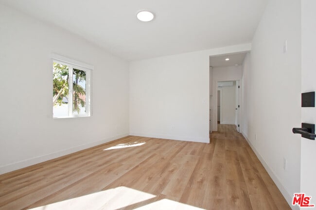 Building Photo - 2539 1/4 Cloverdale Ave