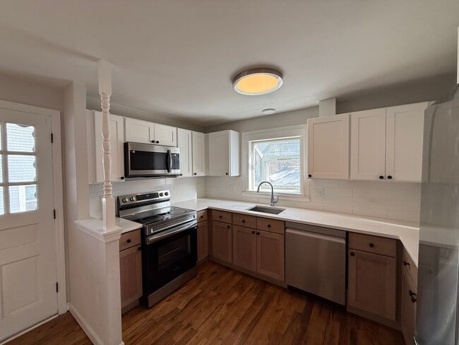 Building Photo - Newly Renovated 4 Bed 2 Bath Single Family Home available NOW!