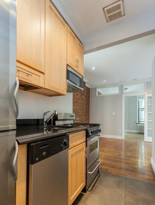 Building Photo - 52 Barrow St