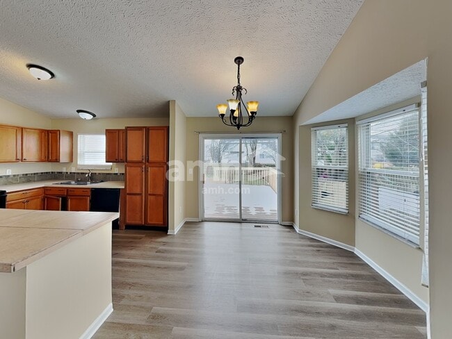 Foto del edificio - 6693 Jennyann Way