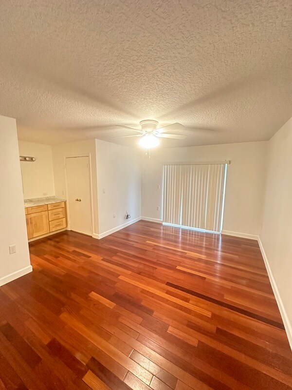 Building Photo - 4727 Lumberton Dr