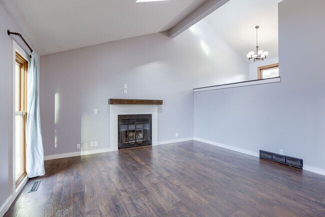 Foto del edificio - Light-Filled 4-Bedroom in Millard!!