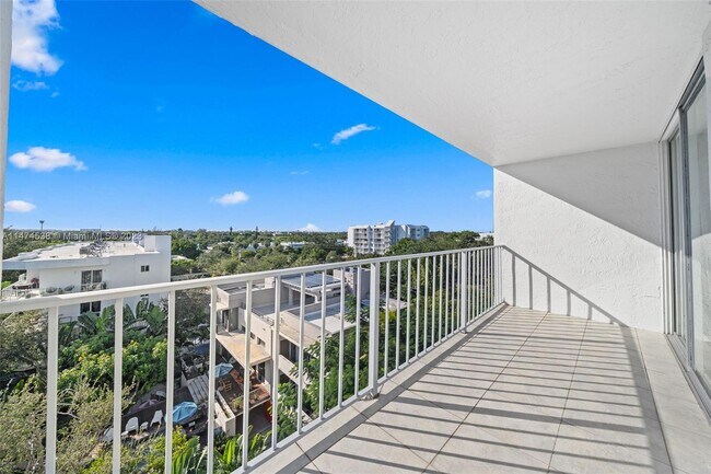 Foto del edificio - 700 NE 63rd St