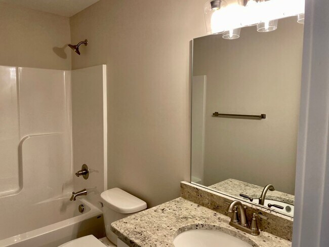 Foto del edificio - End Unit Luxury Townhouse in Campbell County