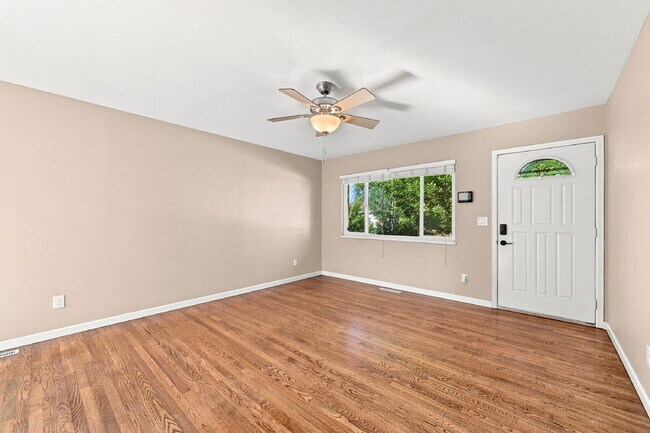 Foto del edificio - $2,095.95, 5-bed, 2.5-bathroom located in Colorado Springs with a fenced backyard.