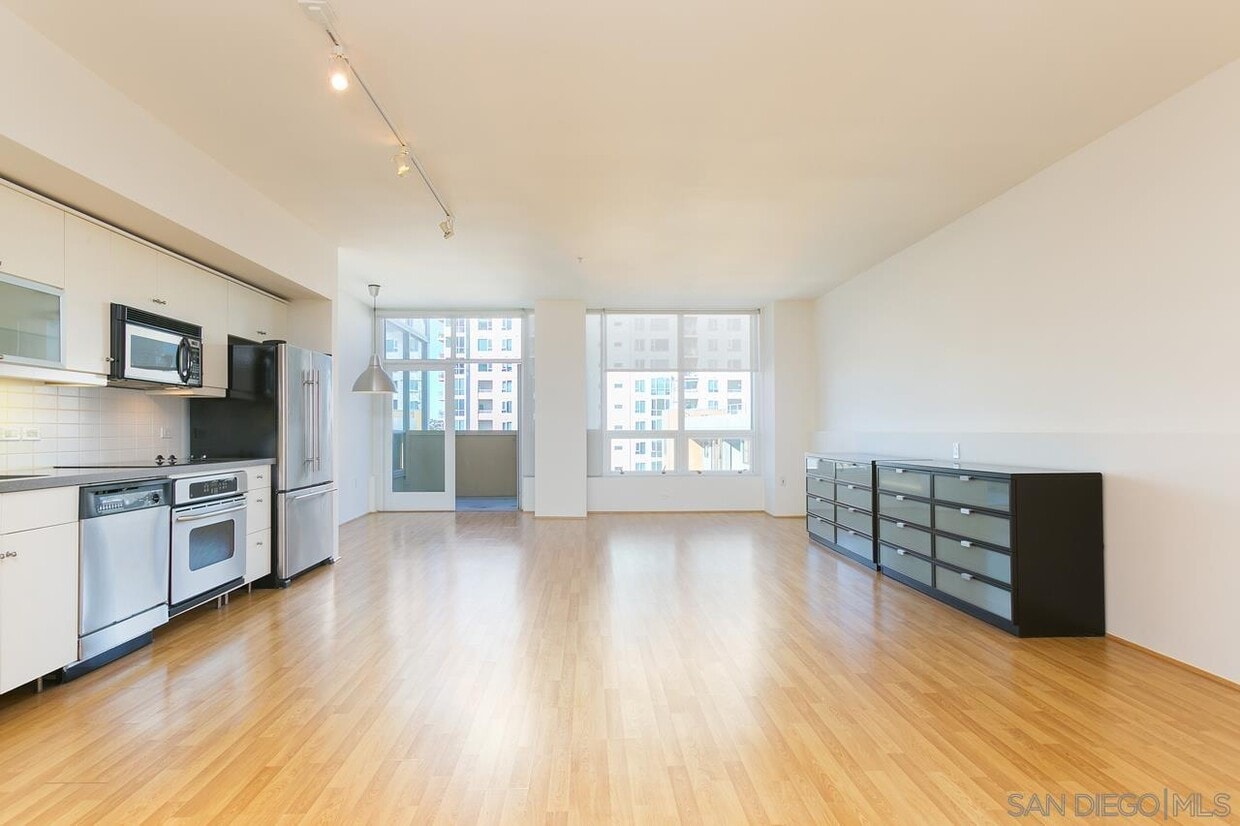 Primary Photo - 350 W Ash St