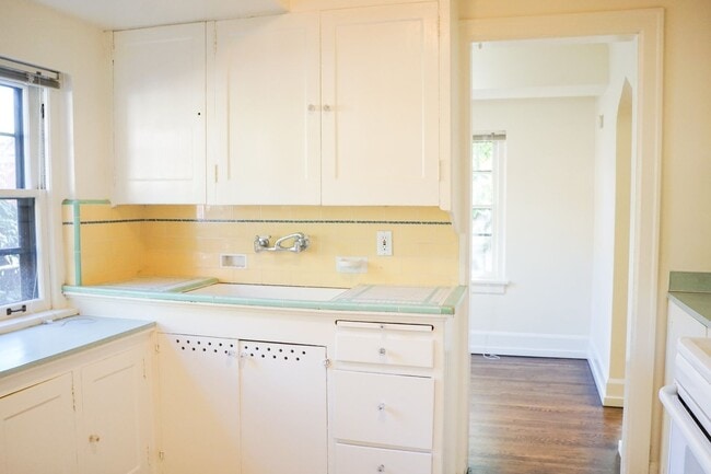 Building Photo - 1930's Two-Bedroom Flat w/Beautiful Archit...