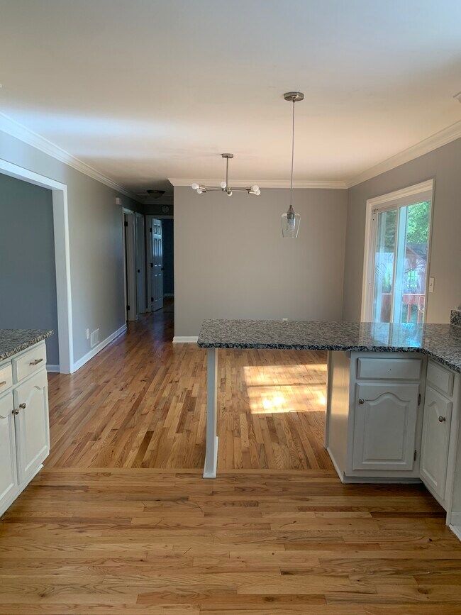 Building Photo - 2020 Hillcrest Dr