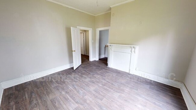 Building Photo - 579 Saxon Ave