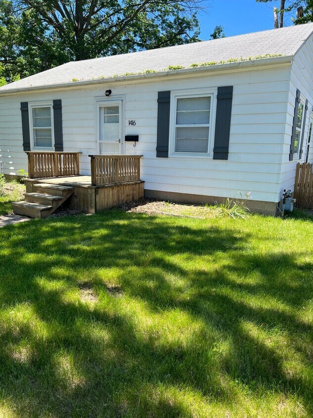 Foto principal - 2 Bedroom 1 Bath House for Rent!