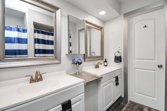 Foto del edificio - 15711 Creekhaven Dr