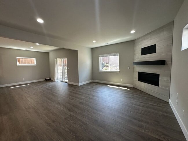 Building Photo - Modern Comfort and Style in Spacious Snoho...