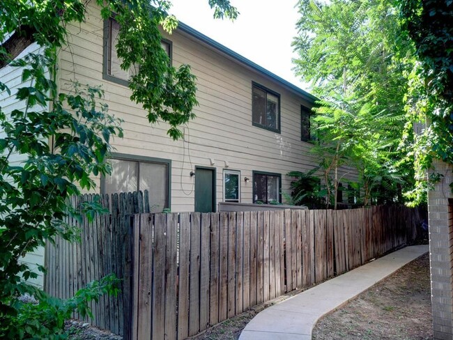 Foto del edificio - Central Boulder 2 Story Spacious Townhome