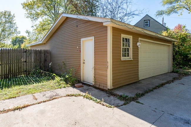 Building Photo - 1700 Gideon Ave