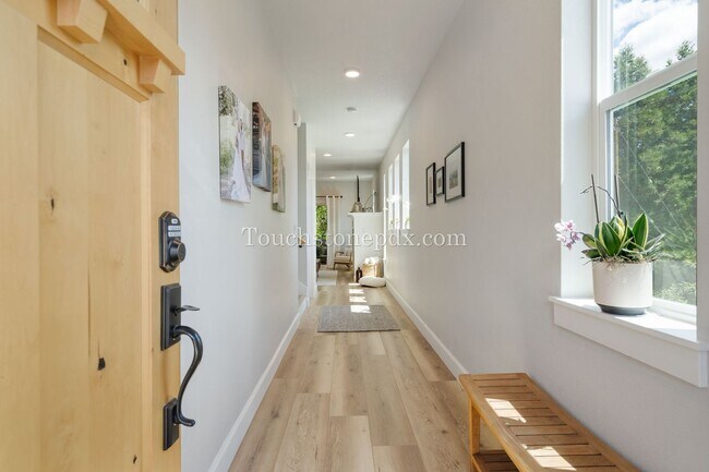 Building Photo - Luxurious 4 Bed/3.5 Bath Residence - Your ...