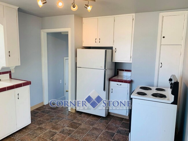 Foto del edificio - Charming Home with Large Detached Garage!