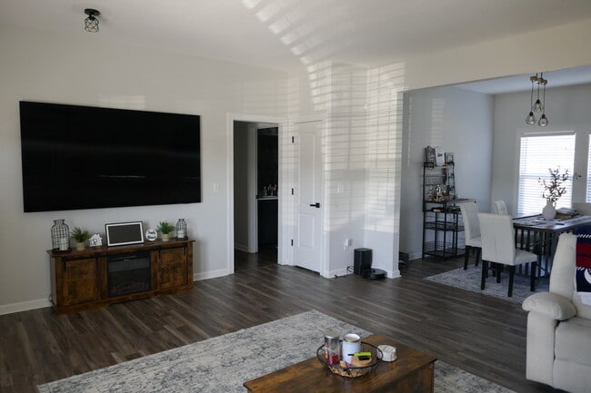 Building Photo - 123 Bay Leaf Dr